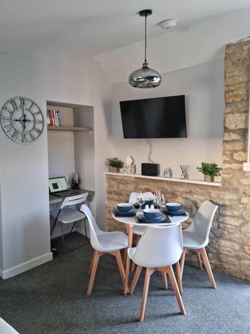 Flamingos Nest Oxford Countryside Apartment Oxford - Bicester Village - Blenheim Palace - Wifi- Free Parking ภายนอก รูปภาพ