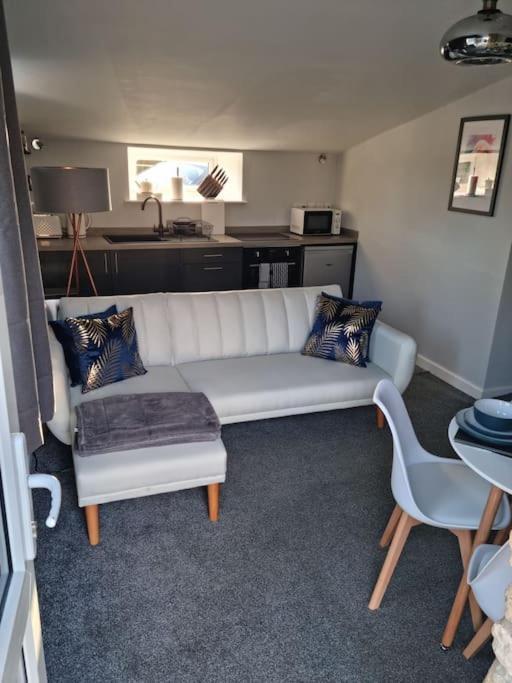 Flamingos Nest Oxford Countryside Apartment Oxford - Bicester Village - Blenheim Palace - Wifi- Free Parking ภายนอก รูปภาพ